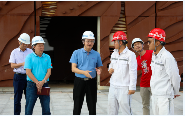 歡迎三沙市市委常委，市長鄧忠蒞臨我司承接的三沙廣場項目，三沙文體館項目現(xiàn)場調(diào)研并指導(dǎo)